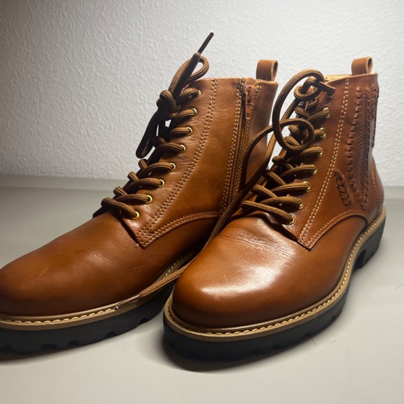 NWOB Brioso Hazel Leather Lug Sole Bootie Size 8 - Picture 2 of 6